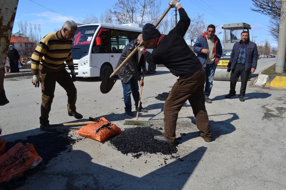 Muş’ta Bozulan Yollar Onarılıyor