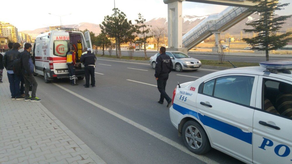 Otomobil Karşıya Geçmek İsteyen Genç Adama Çarpıp Kaçtı