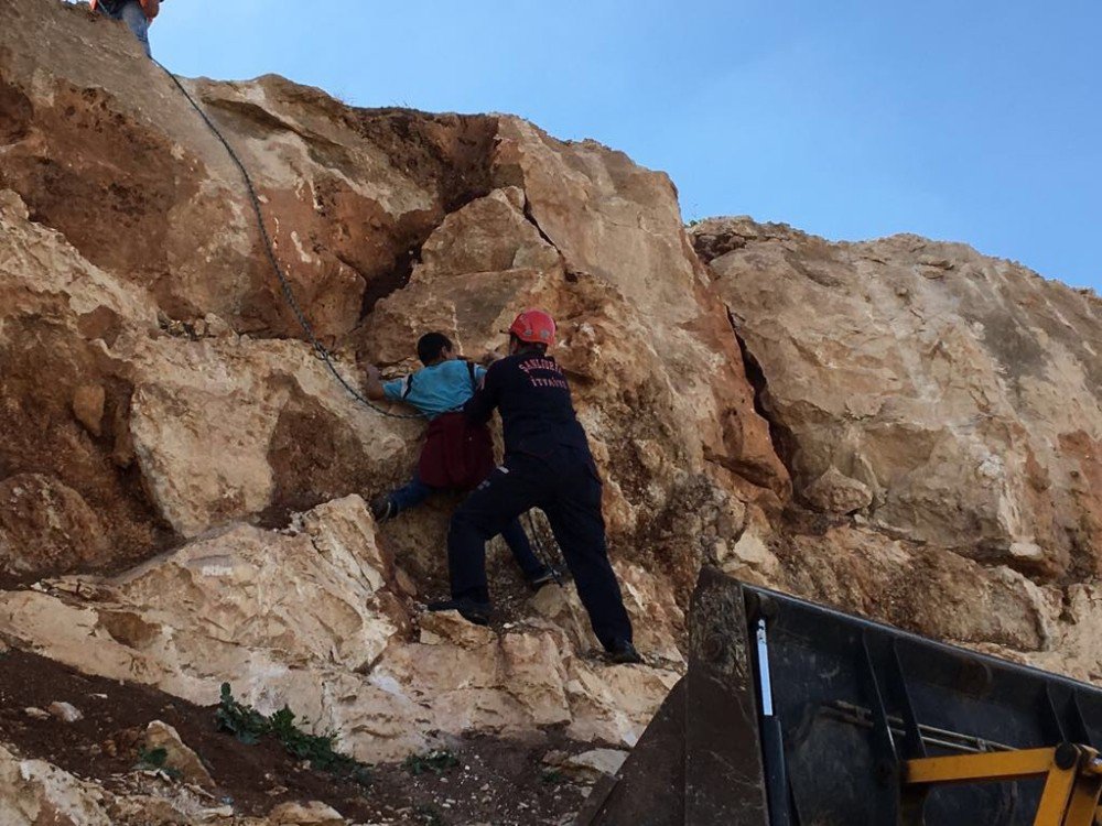 Kayalıklarda Mahsur Kalan Çocuk Kurtarıldı