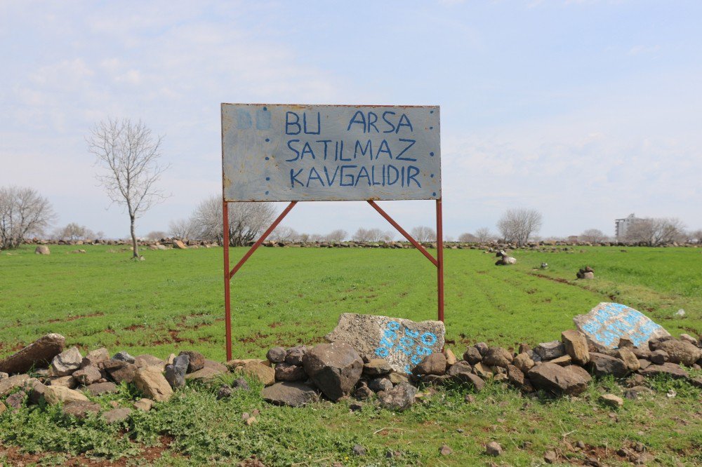 Tarla Satılmasın Diye Tabela Dikti