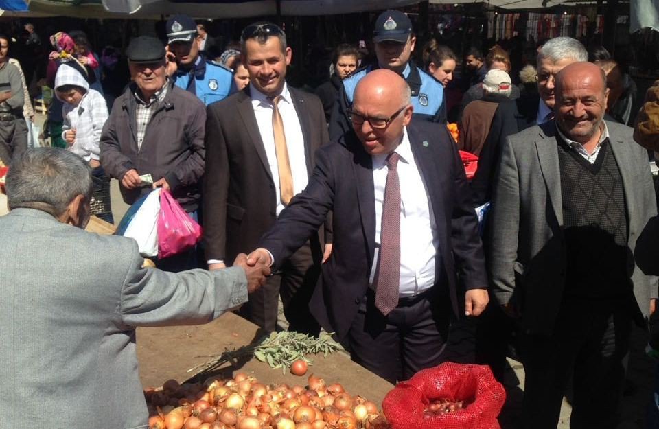 Başkan Eşkinat Pazar Esnafını Tezgahları Başında Ziyaret Etti