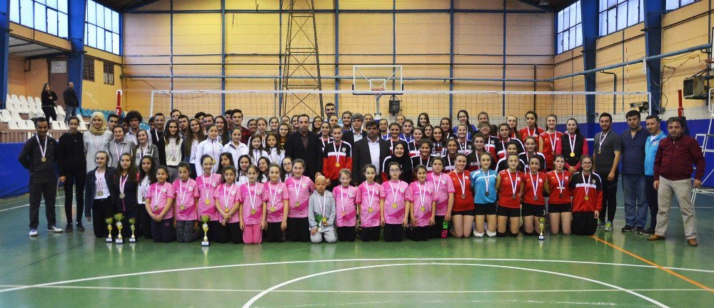 Bozüyük Belediyesi İdman Yurdu Spor Voleybol Takımı Kupaları Topladı