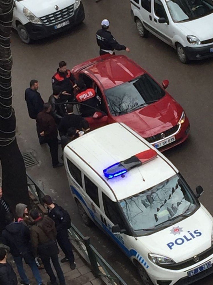 Şüphe Üzerine Durdurulan Araçtan Av Tüfeği Ve Tabanca Çıktı