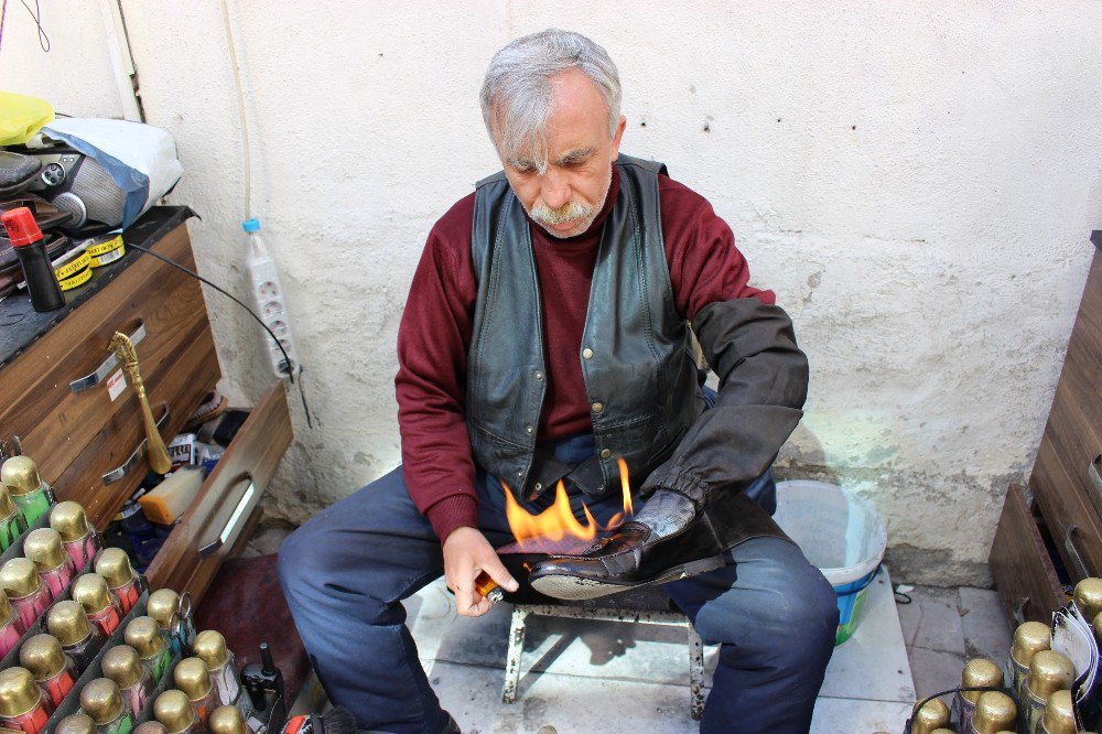 Ayakkabısının Rengini Beğenmediği İçin Boyacı Oldu