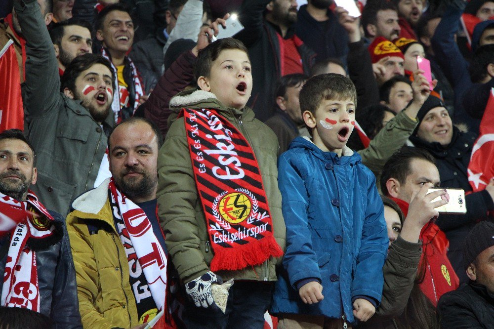 Eskişehirli Futbolseverler Milli Maça Yoğun İlgi Gösterdi