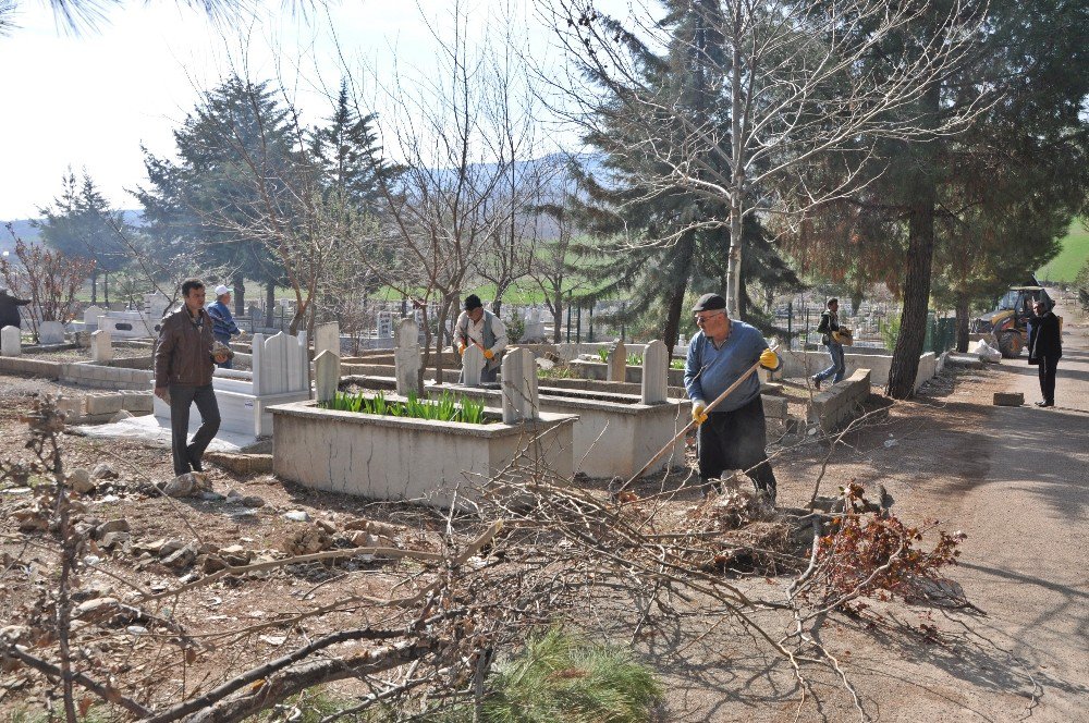 Yarbaşı Mezarlığı Temizlendi