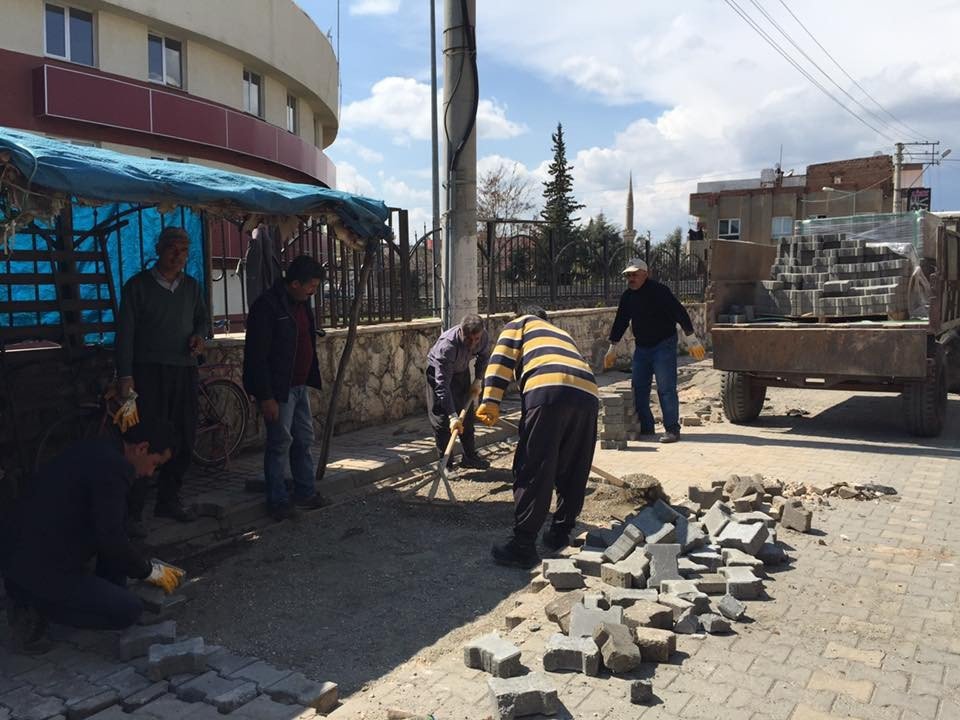 Kahta Belediyesi Bozulan Yollarda Onarım Çalışmalarına Başladı