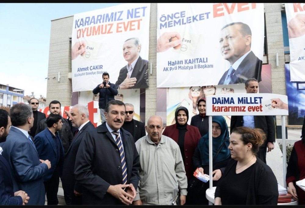 Bakan Tüfenkci ‘Evet’ Standını Ziyaret Etti