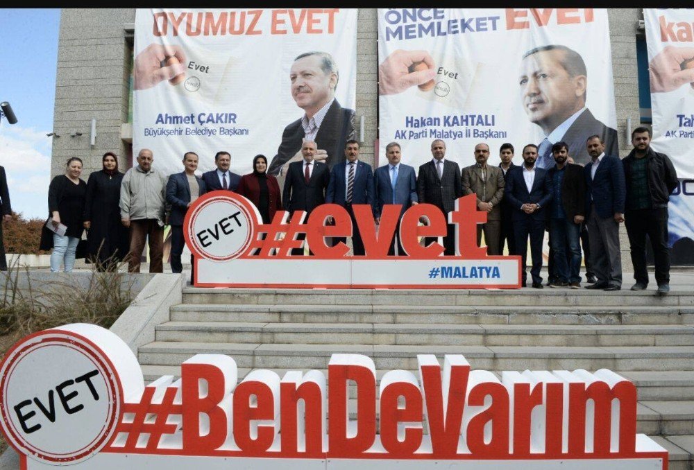 Bakan Tüfenkci ‘Evet’ Standını Ziyaret Etti