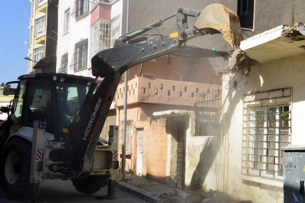 Akdeniz’de Tehlike Oluşturan Metruk Bina Yıkıldı