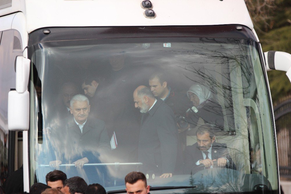 Başbakan Binali Yıldırım Şehit Ömer Halisdemir’in Kabrini Ziyaret Etti