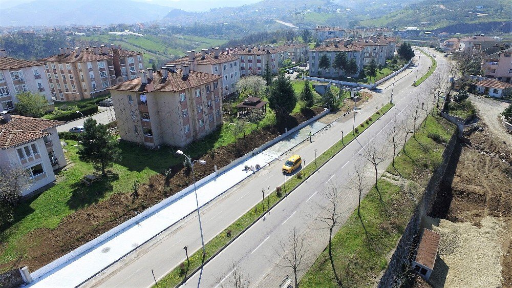 Başiskele’de Perde Duvar Ve Yaya Kaldırımı Çalışmaları Sürüyor