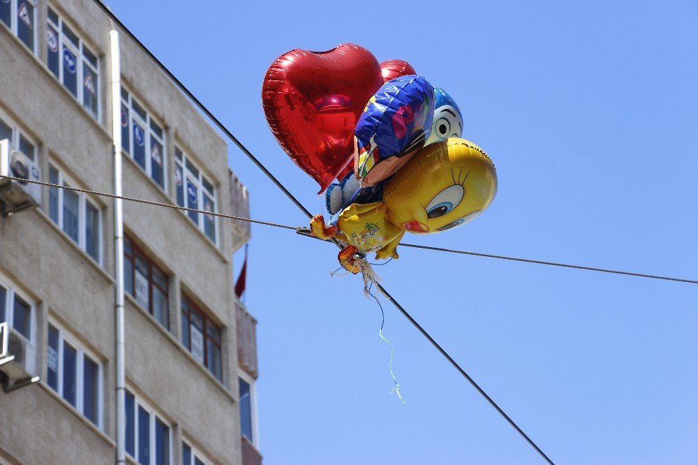 Eskişehir’de Tramvay Ulaşımına Uçan Balon Engeli