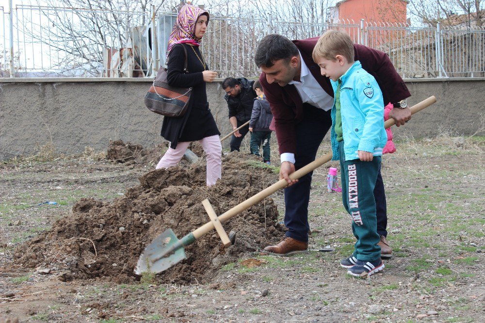 Elazığ’da Öğrenciler, Fidan Dikti