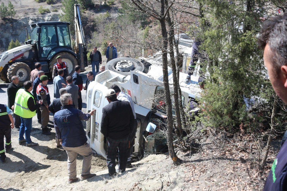 Hisarcık’ta Devrilen Tırda Sıkışan Sürücü 3 Saatte Çıkartılabildi