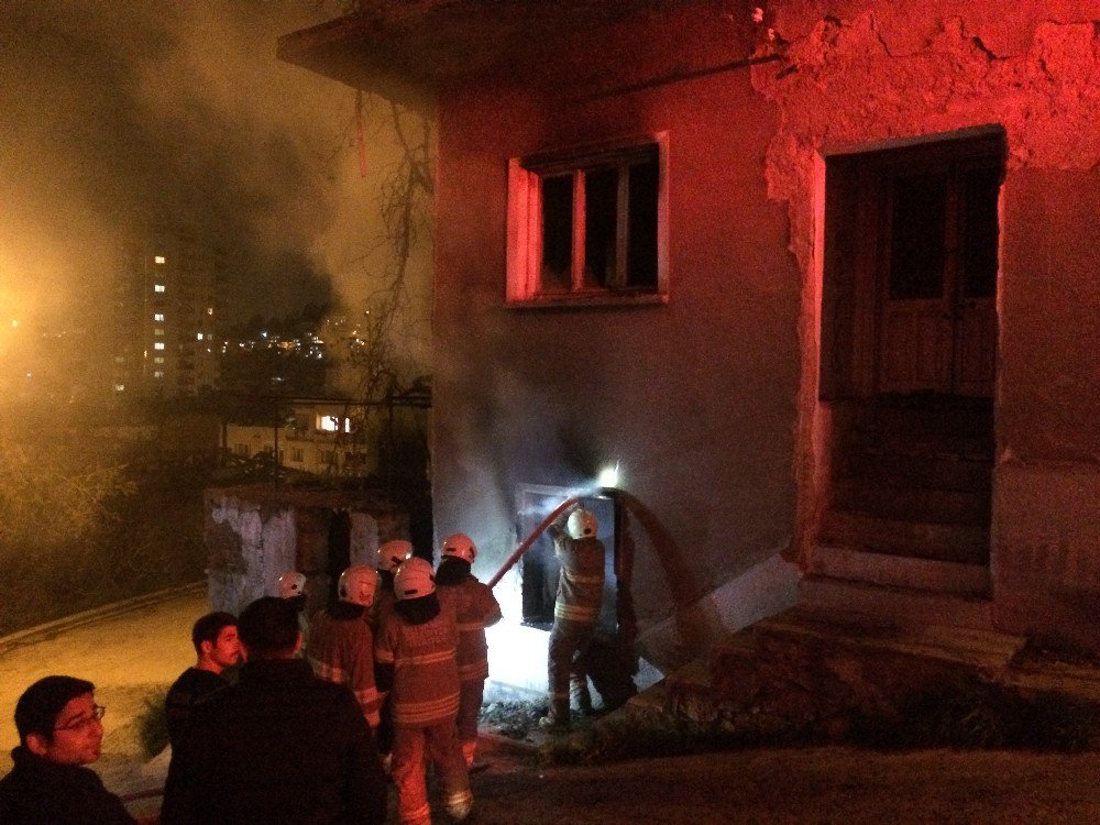 İzmir’de Metruk Bir Binada Yangın Çıktı