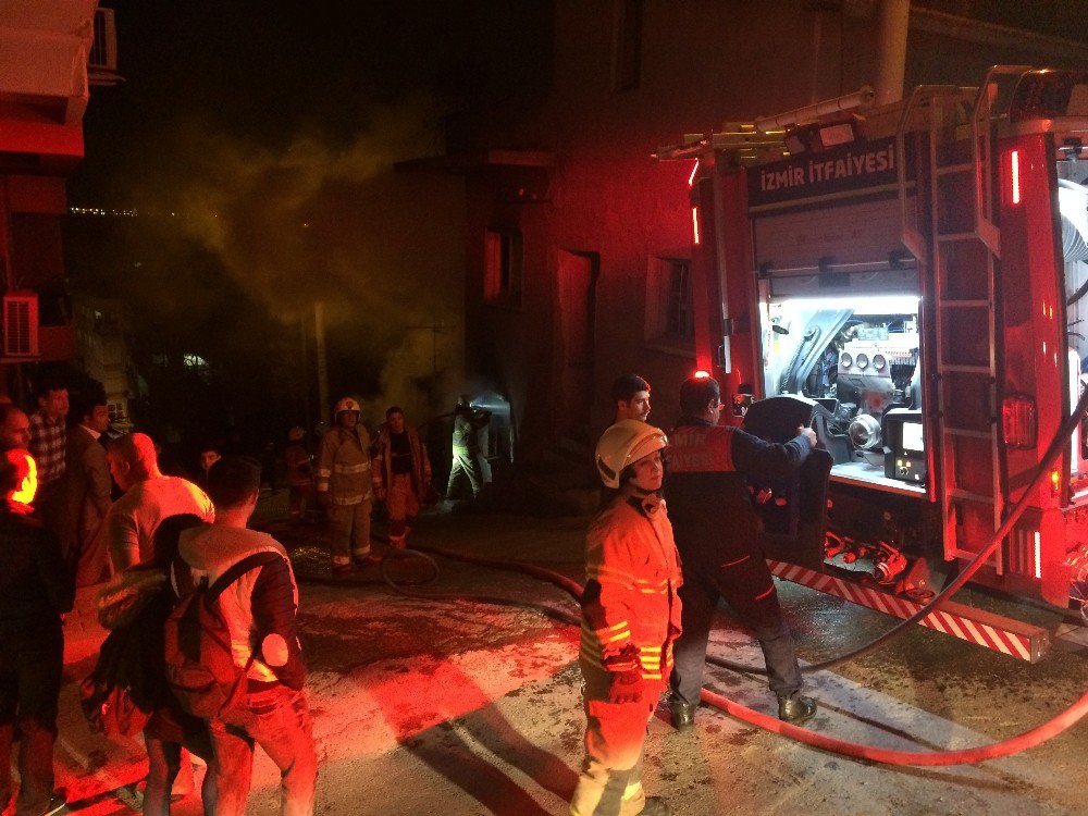 İzmir’de Metruk Bir Binada Yangın Çıktı