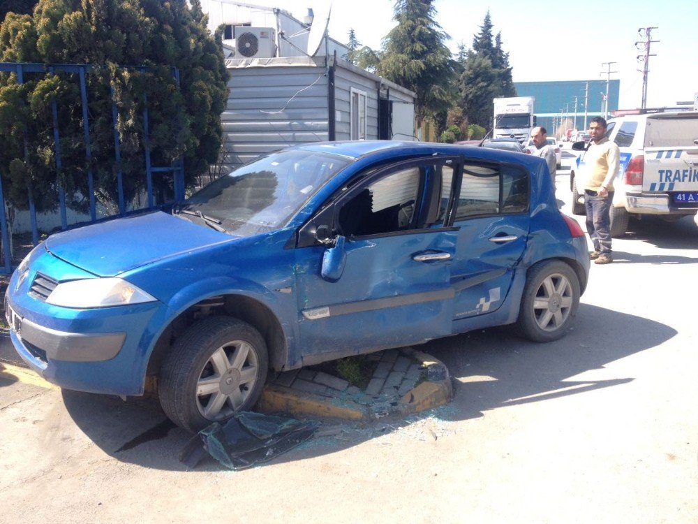 Manevra Yapan Otomobile, Tır Çarptı: 1 Yaralı