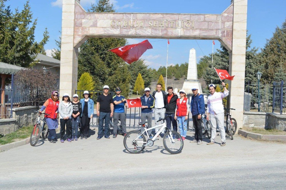 Gönüllü Gençlerden Çevre Temizliği