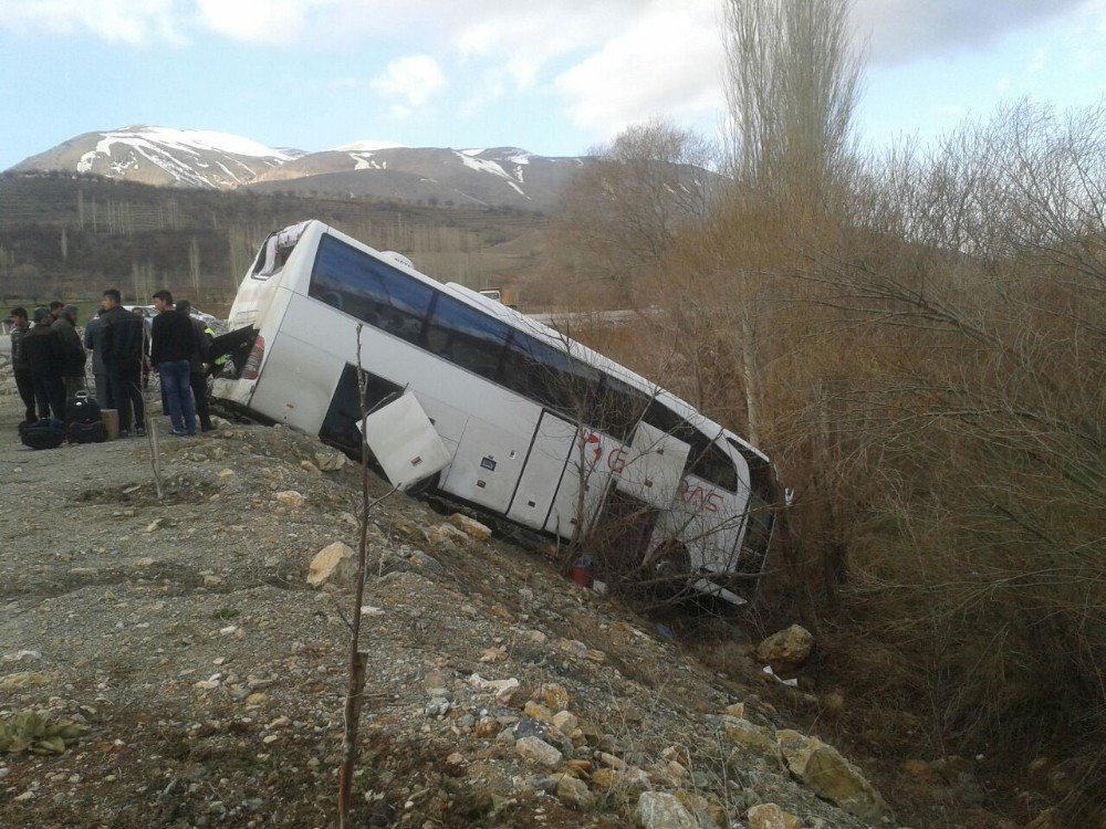 Kamyon Yolcu Otobüsüne Arkadan Çarptı: 9 Yaralı