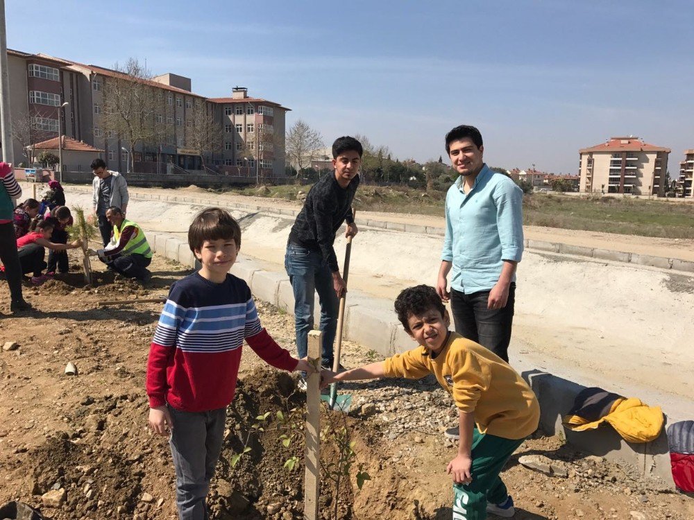 Minikler, Gençlerle Birlikte Fidan Dikti