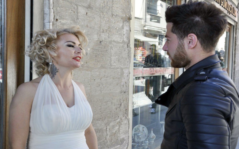 Mardin’in Marilyn’i Kolları ‘Evet’ İçin Sıvadı