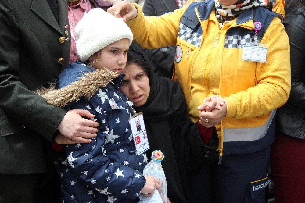 Şehit Kızı Evla, Babasını Oyuncak Bebeğiyle Uğurladı