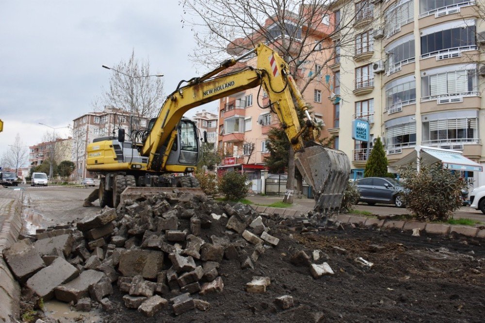 Ekrem Tanti Caddesi Beton Yol İçin Gün Sayıyor