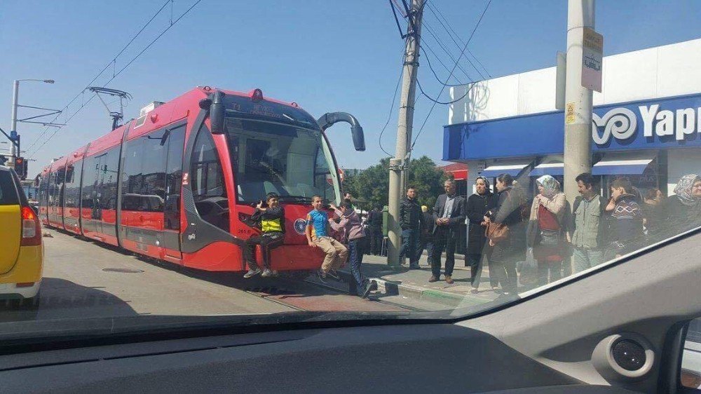 Tramvay Arkasında Ölümüne Yolculuk