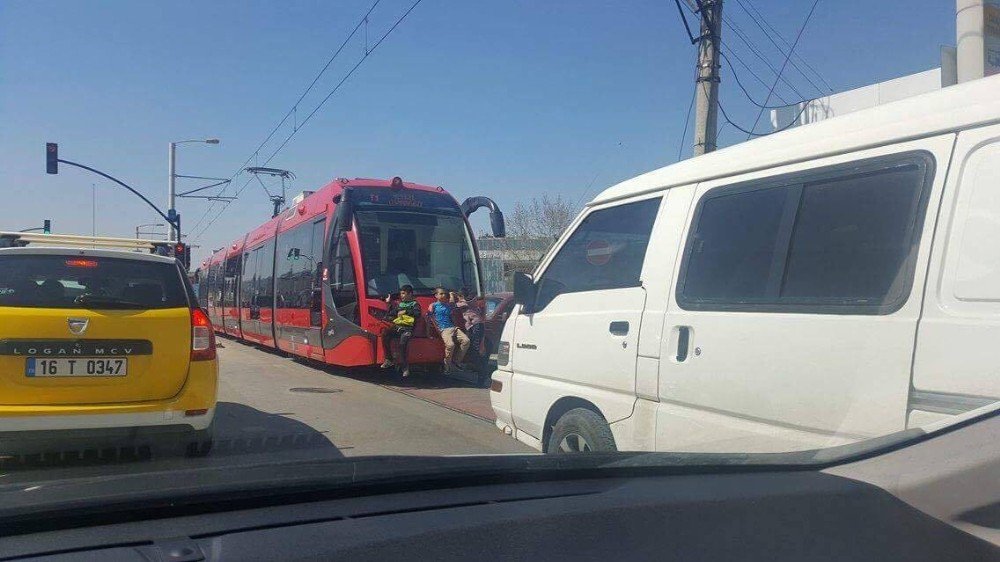 Tramvay Arkasında Ölümüne Yolculuk