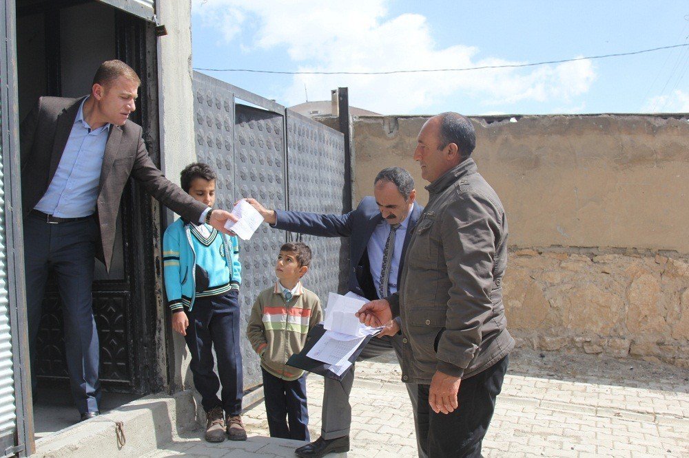 Başkale Belediyesinden Yoksul Ailelere Ekmek Ve Un Yardımı