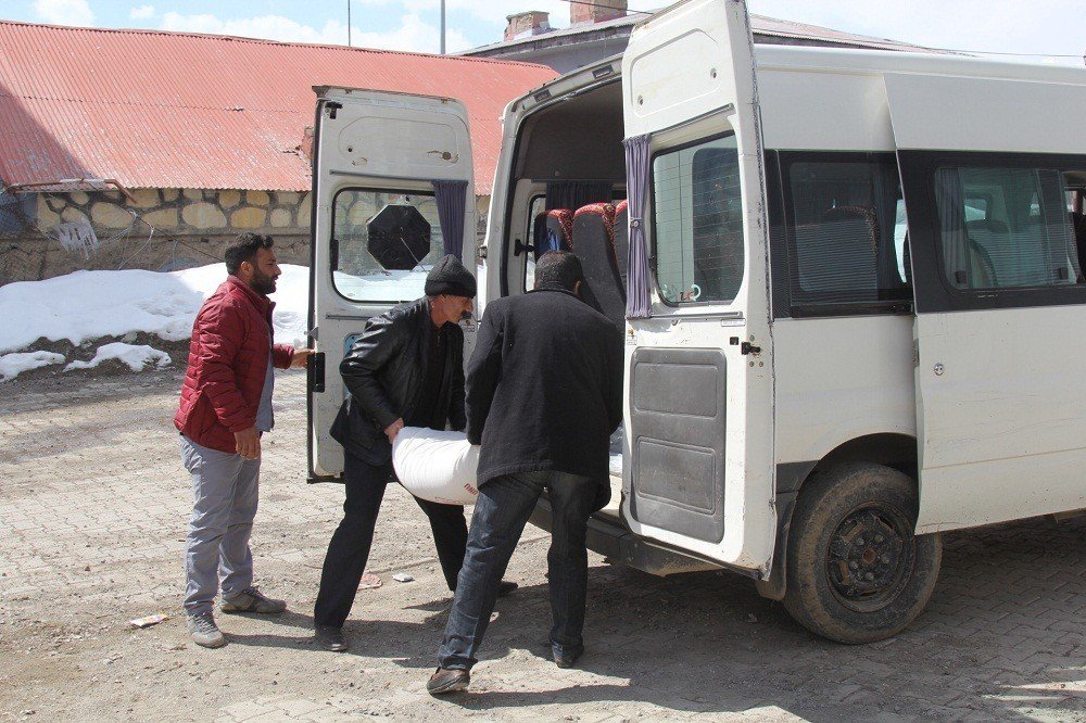 Başkale Belediyesinden Yoksul Ailelere Ekmek Ve Un Yardımı