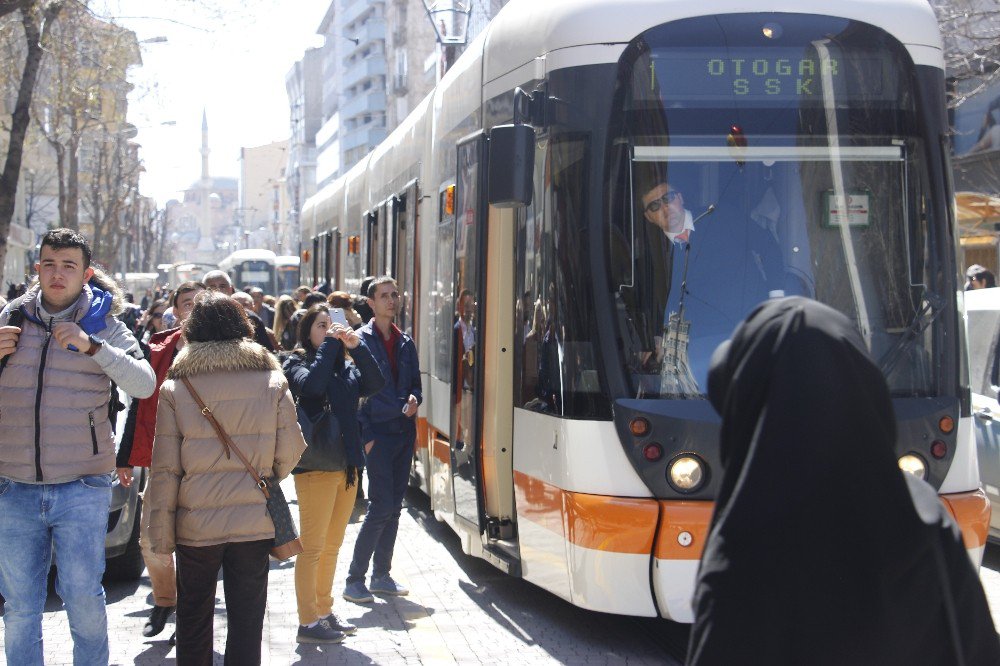 Eskişehir’de Tramvay Ulaşımına Uçan Balon Engeli