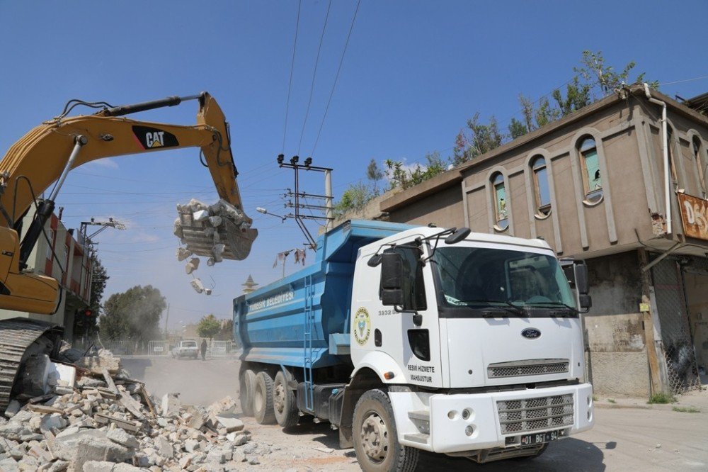 Yüreğir’de Metruk Binalar Yıkılıyor