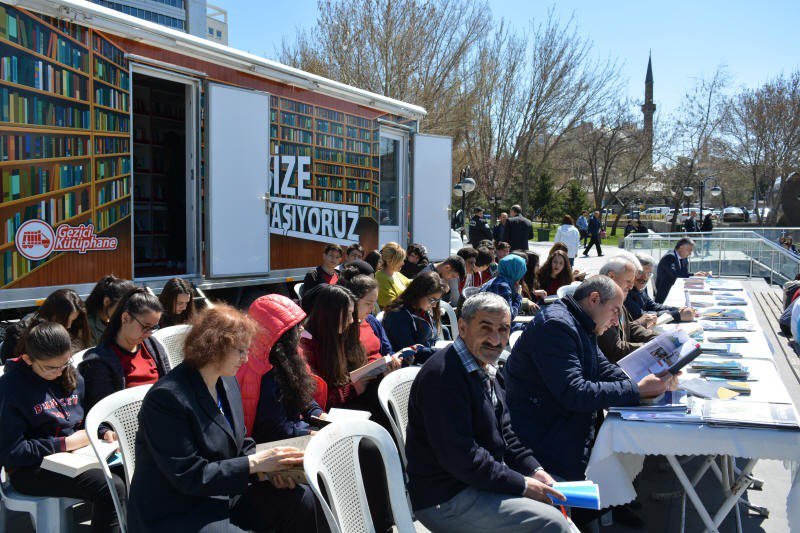 Kitap Okumaya Dikkat Çekmek İçin Sessiz Okuma Etkinliği Düzenlendi