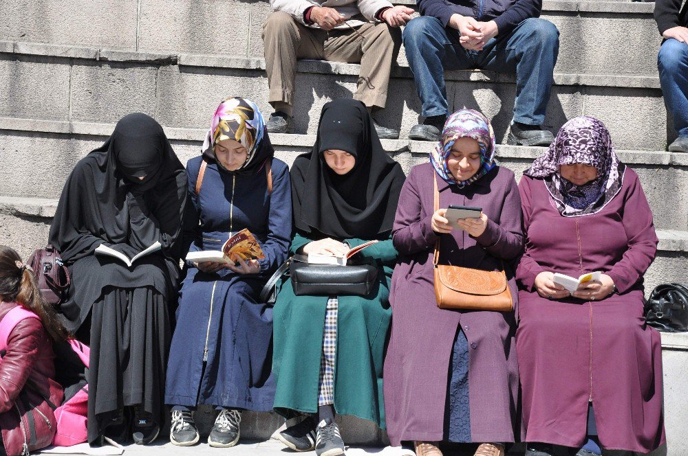 Yozgat’ta 30 Dakika Boyunca Meydanda Kitap Okundu