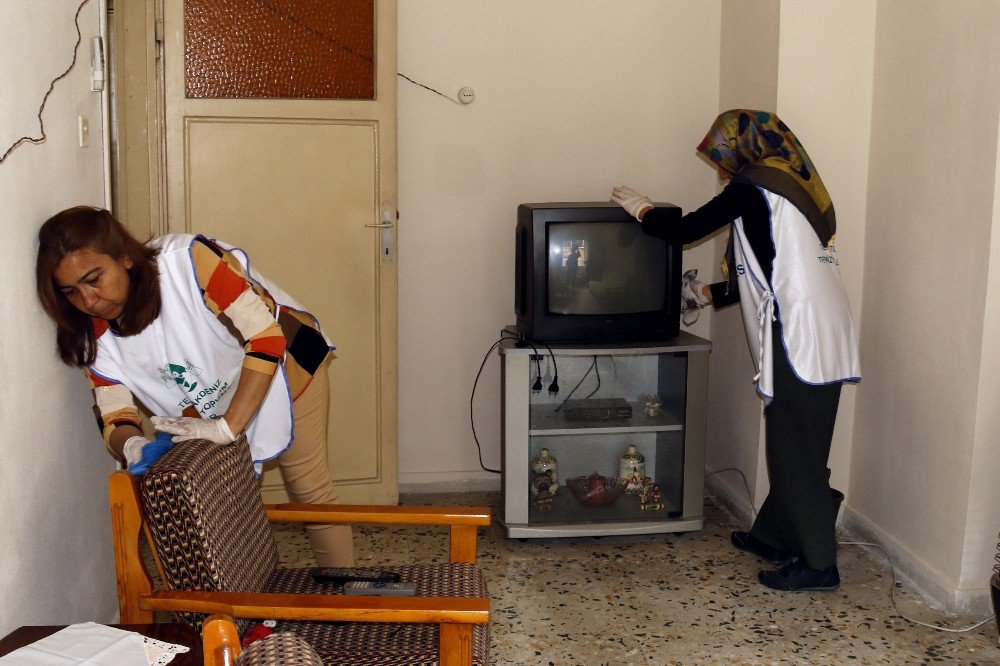 Mersin’de Yaşlıların Evi Belediye Ekiplerince Temizleniyor