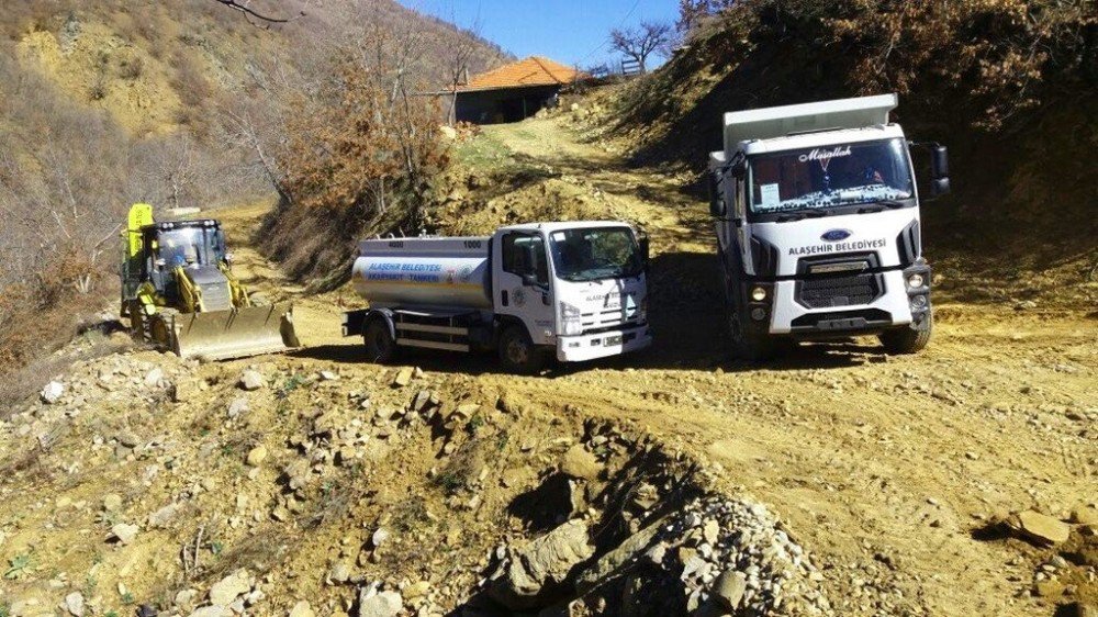 Alaşehir’de Bozulmuş Yollara Asfalt Çalışması