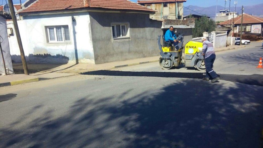 Alaşehir’de Bozulmuş Yollara Asfalt Çalışması