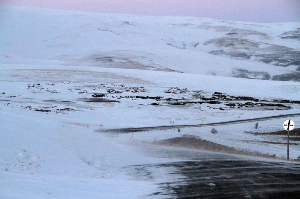 Ardahan’da Ulaşıma Kar Ve Tipi Engeli