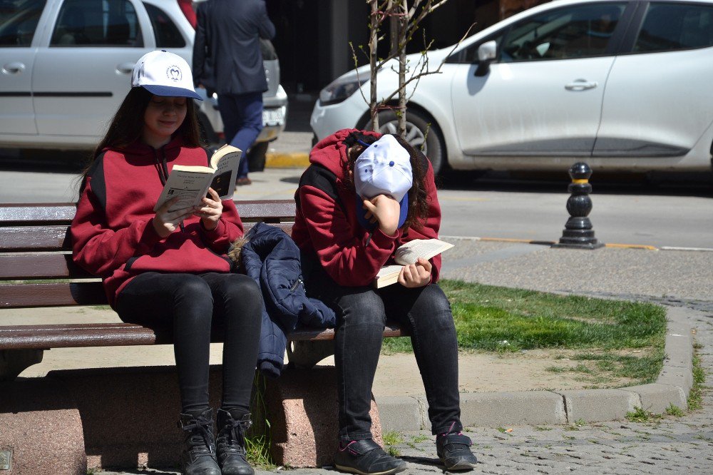 Kitap Okuma Etkinliğine Minikler Damga Vurdu