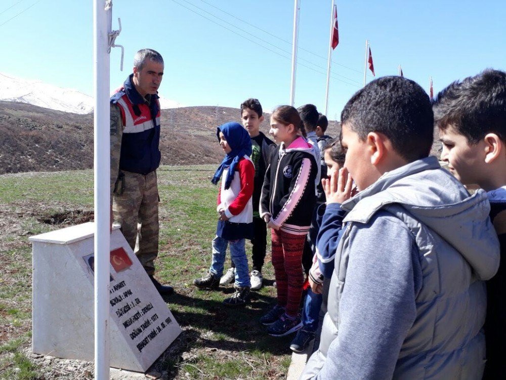 Öğrenciler, Şehitlik Anıtını Ziyaret Etti