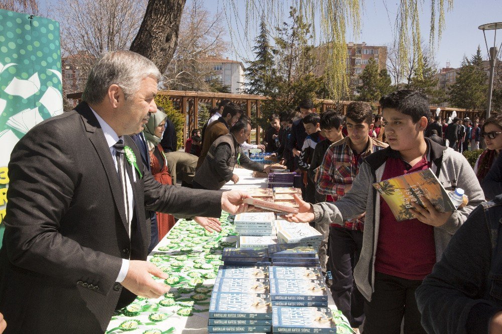 Başkan Çelik ’Kitap Bizden Okumak Sizden’ Etkinliğinde Kitap Dağıttı