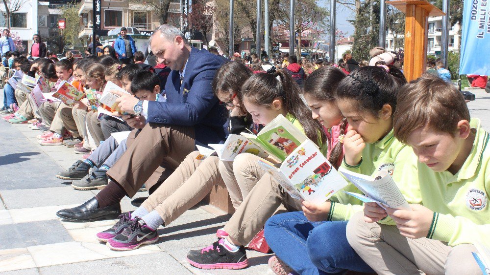 Bin Öğrenci Aynı Anda Kitap Okudu