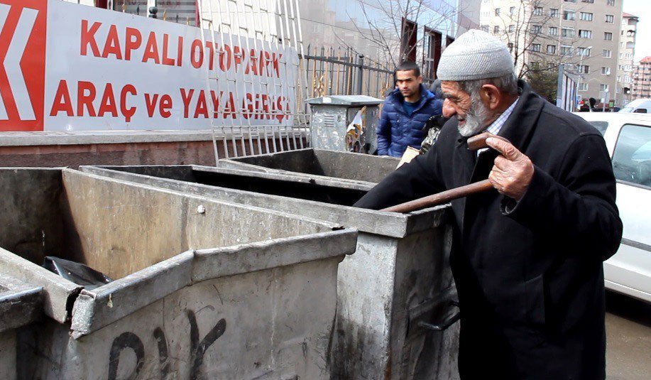 Bastonuyla Çöpte Yiyecek Arayan Yaşlı Adam Yürek Burktu