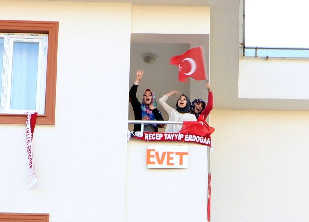 Meral Akşener’e Balkondan ‘Evet’ Protestosu
