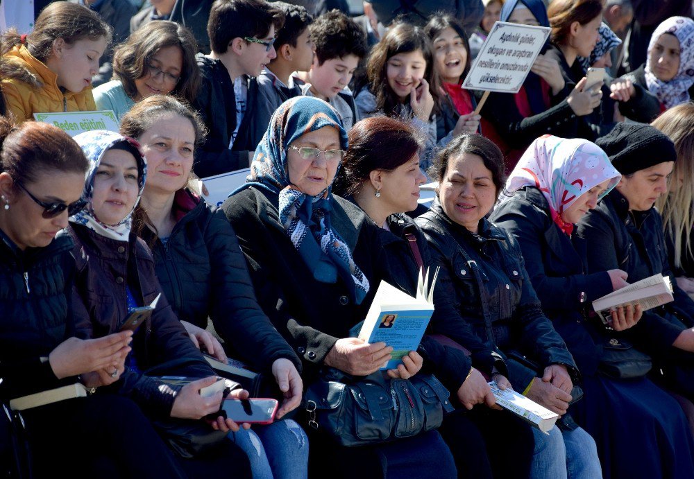 Şehir Meydanında Toplanıp Kitap Okudular