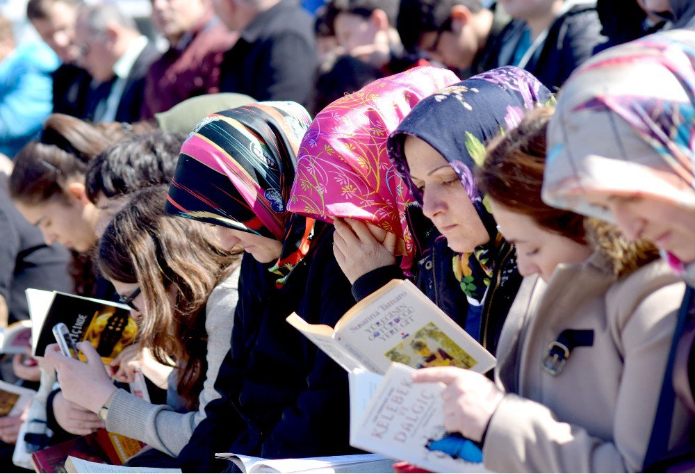 Şehir Meydanında Toplanıp Kitap Okudular