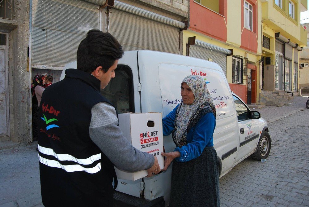 Suriyelilere İyider’in Hazırladığı Yardım Kolileri Dağıtıldı