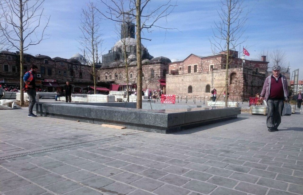 Eminönü Meydanı Ve Çevresi Yenileniyor